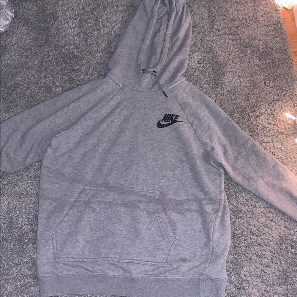 gray nike sweatshirt